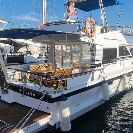 Πλωτό κατάλυμα Beautiful And Comfy Boat In With Boat Tour Option