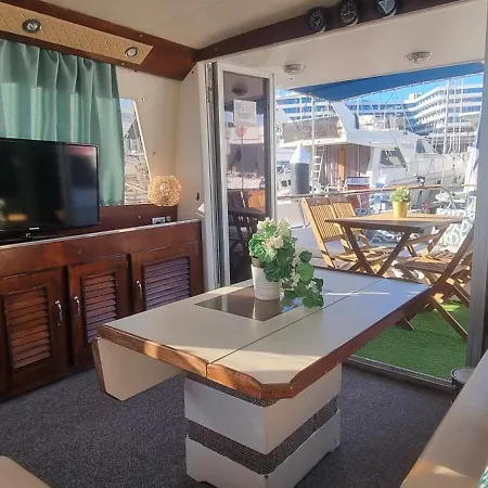 Beautiful And Comfy Boat In With Boat Tour Option Βαρκελώνη