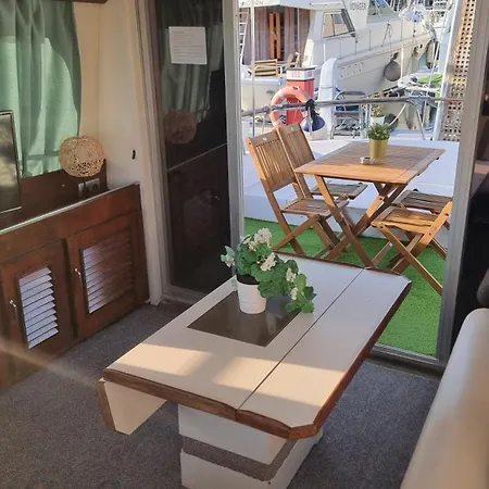 Beautiful And Comfy Boat In With Boat Tour Option