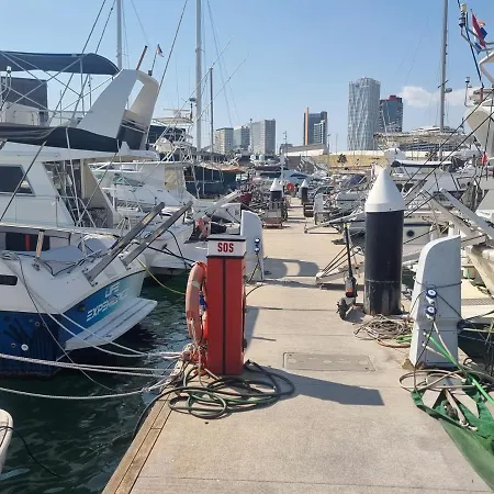 Beautiful And Comfy Boat In With Boat Tour Option