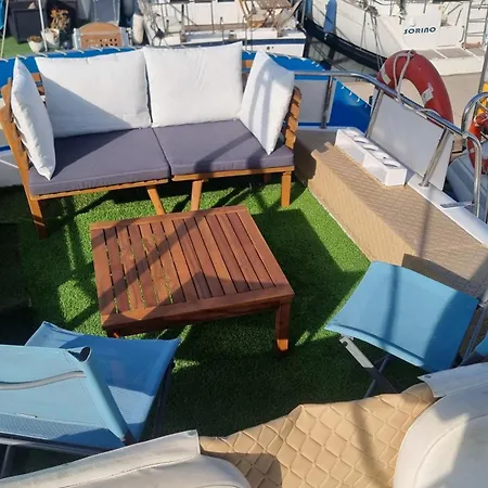 Beautiful And Comfy Boat In With Boat Tour Option *