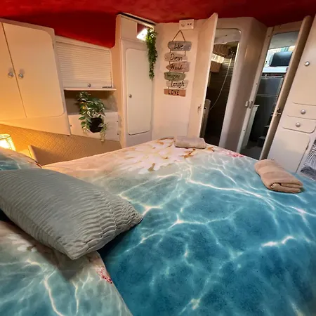 Beautiful And Comfy Boat In With Boat Tour Option