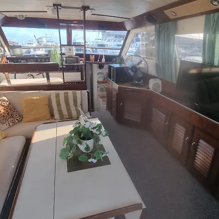 Beautiful And Comfy Boat In With Boat Tour Option *