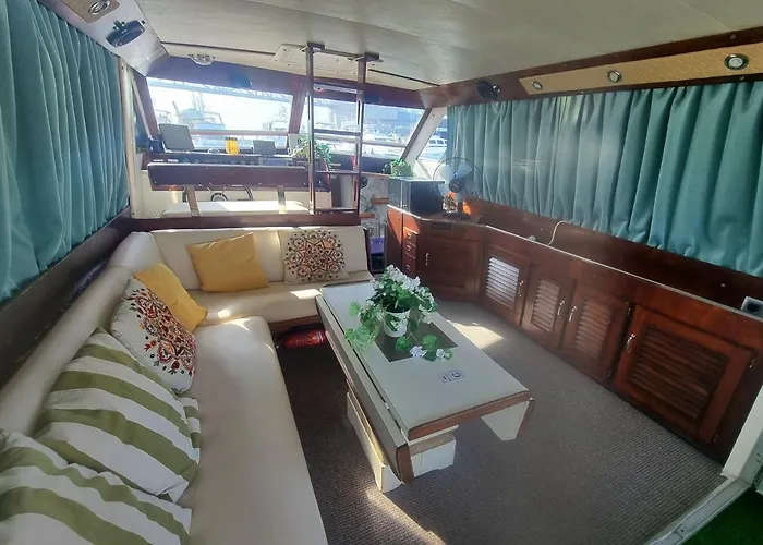 Beautiful And Comfy Boat In With Boat Tour Option