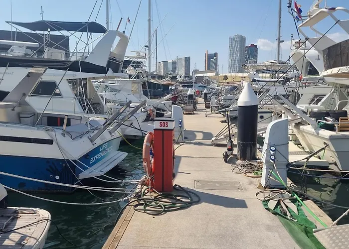Beautiful And Comfy Boat In With Boat Tour Option