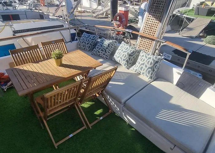 Beautiful And Comfy Boat In With Boat Tour Option *