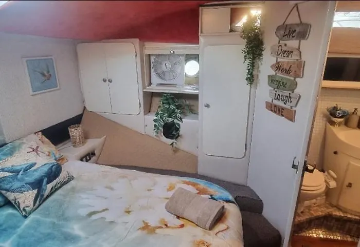 Beautiful And Comfy Boat In With Boat Tour Option