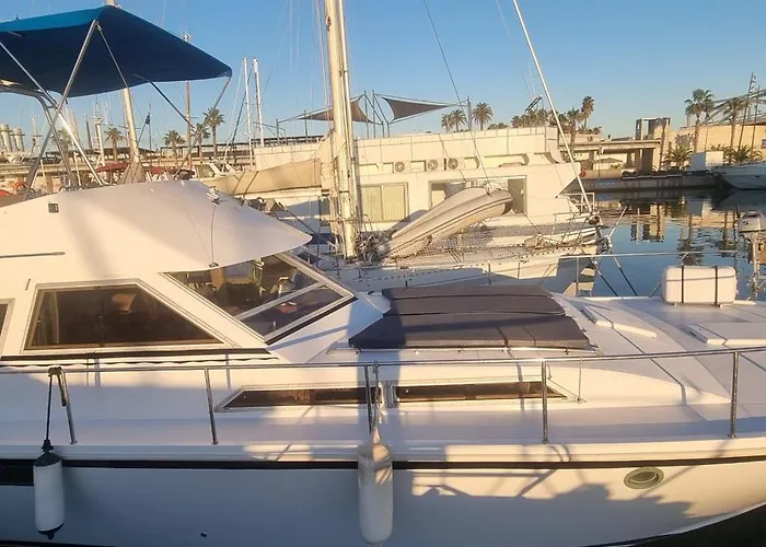 Beautiful And Comfy Boat In With Boat Tour Option
