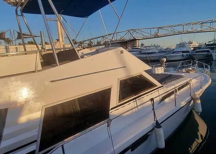 Beautiful And Comfy Boat In With Boat Tour Option *