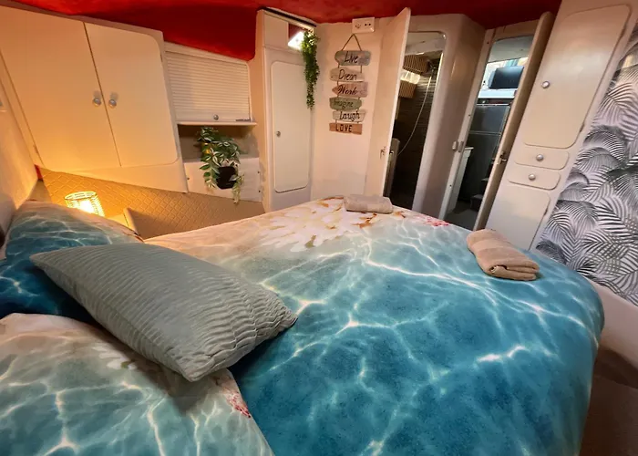 Beautiful And Comfy Boat In With Boat Tour Option