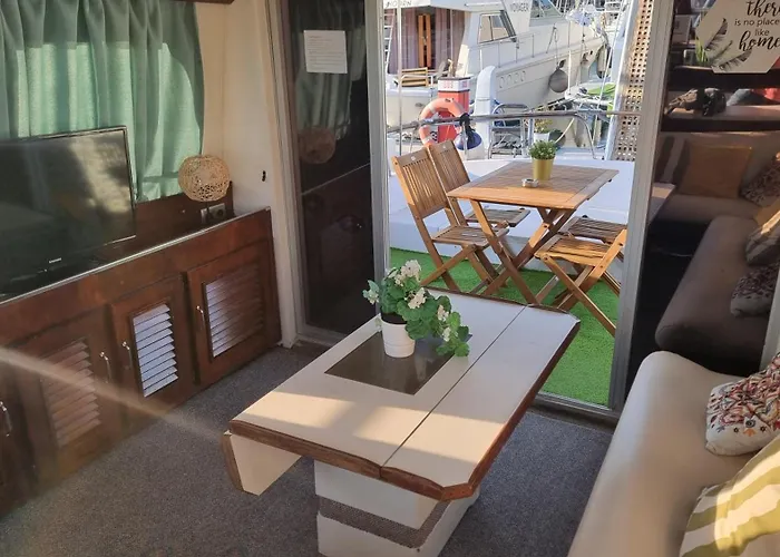 Beautiful And Comfy Boat In With Boat Tour Option