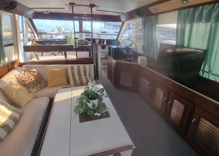 Beautiful And Comfy Boat In With Boat Tour Option *